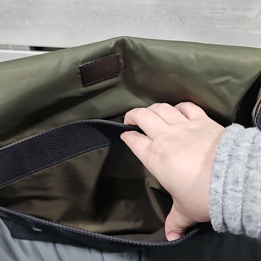 Louis Vuitton Black Men's Bag - Picture 13 of 13